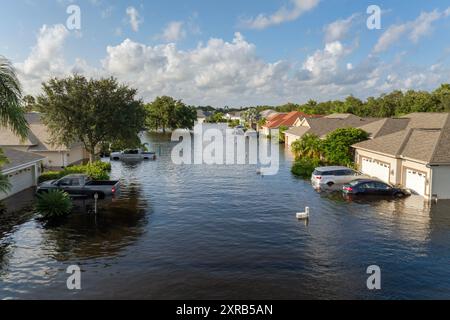 Zone résidentielle inondée avec des maisons sous-marines et des voitures de l'ouragan Debby de l'eau de pluie dans la communauté Laurel Meadows à Sarasota, Floride Banque D'Images