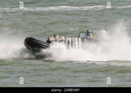 West Bay, Dorset, Royaume-Uni. 9 août 2024. Météo britannique. Les vacanciers s'amusant sur la mer sur un bateau charter RIB de Lyme Bay comme ils profitent d'un voyage dans le soleil brûlant de l'après-midi à la station balnéaire de West Bay dans le Dorset. Crédit photo : Graham Hunt/Alamy Live News Banque D'Images