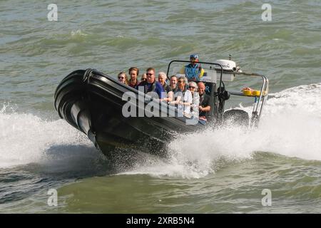 West Bay, Dorset, Royaume-Uni. 9 août 2024. Météo britannique. Les vacanciers s'amusant sur la mer sur un bateau charter RIB de Lyme Bay comme ils profitent d'un voyage dans le soleil brûlant de l'après-midi à la station balnéaire de West Bay dans le Dorset. Crédit photo : Graham Hunt/Alamy Live News Banque D'Images