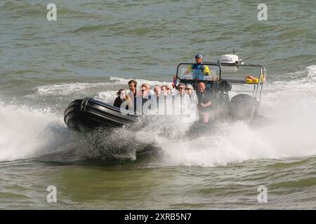 West Bay, Dorset, Royaume-Uni. 9 août 2024. Météo britannique. Les vacanciers s'amusant sur la mer sur un bateau charter RIB de Lyme Bay comme ils profitent d'un voyage dans le soleil brûlant de l'après-midi à la station balnéaire de West Bay dans le Dorset. Crédit photo : Graham Hunt/Alamy Live News Banque D'Images