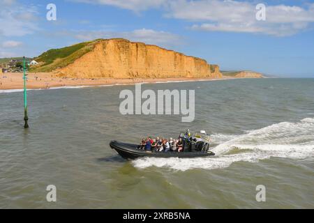 West Bay, Dorset, Royaume-Uni. 9 août 2024. Météo britannique. Les vacanciers s'amusant sur la mer sur un bateau charter RIB de Lyme Bay comme ils profitent d'un voyage dans le soleil brûlant de l'après-midi à la station balnéaire de West Bay dans le Dorset. Crédit photo : Graham Hunt/Alamy Live News Banque D'Images