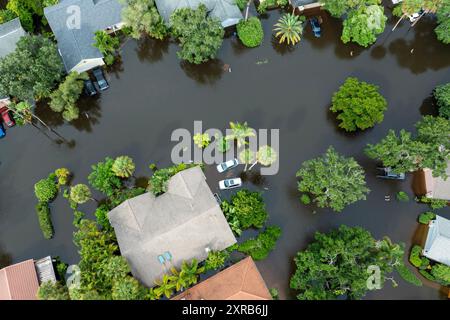 La tempête tropicale Debby a inondé des maisons résidentielles et des voitures dans une communauté de banlieue de Sarasota, en Floride. Conséquences d'une catastrophe naturelle Banque D'Images