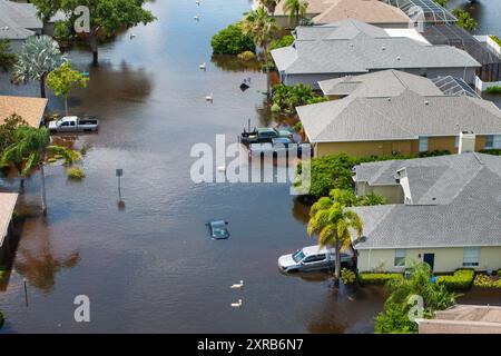 La tempête tropicale Debby a inondé des maisons résidentielles et des voitures dans une communauté de banlieue de Sarasota, en Floride. Conséquences d'une catastrophe naturelle Banque D'Images