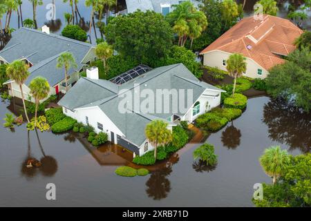 L'ouragan Debby a inondé des maisons résidentielles dans une communauté de banlieue de Sarasota, Floride. Conséquences d'une catastrophe naturelle Banque D'Images