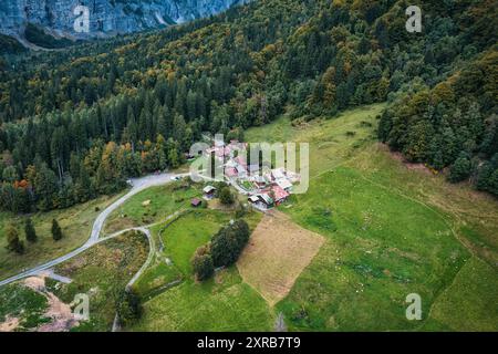 Petit village rustique dans la forêt profonde parmi les alpes suisses à Appenzell, Suisse Banque D'Images
