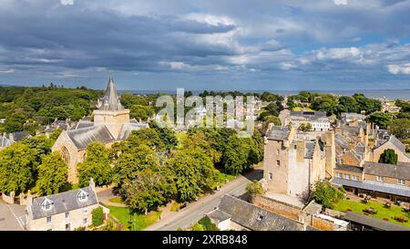 Dornoch Sutherland Écosse le bâtiment de la cathédrale entouré par les arbres Castle Street et le grand Castle Hotel en été Banque D'Images