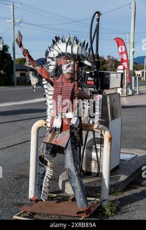 Une petite sélection de modèles faits à la main à côté d'une station-service au supermarché Scanmander sur la route côtière principale à travers Scamander, une petite ville à la Banque D'Images