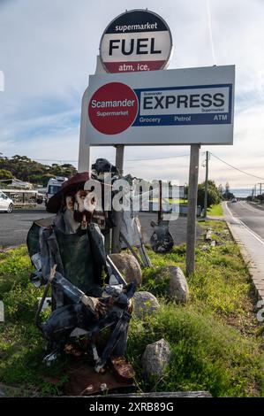 Une petite sélection de modèles faits à la main à côté d'une station-service au supermarché Scanmander sur la route côtière principale à travers Scamander, une petite ville à la Banque D'Images