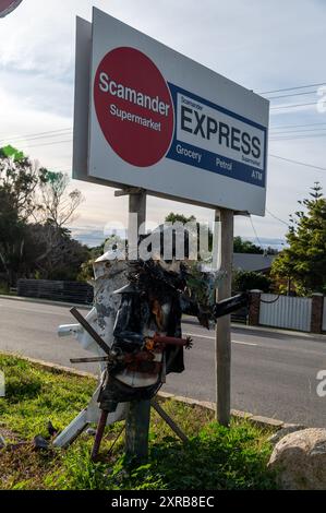 Une petite sélection de modèles faits à la main à côté d'une station-service au supermarché Scanmander sur la route côtière principale à travers Scamander, une petite ville à la Banque D'Images