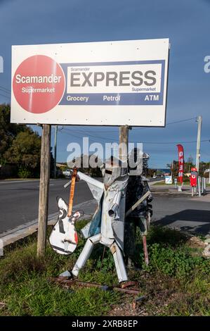 Une petite sélection de modèles faits à la main à côté d'une station-service au supermarché Scanmander sur la route côtière principale à travers Scamander, une petite ville à la Banque D'Images