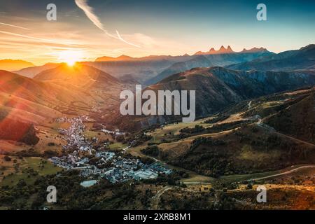 Vue aérienne du lever du soleil sur le massif des Arves parmi les Alpes françaises avec station de ski dans la vallée pendant l'automne au Lac Guichard, France Banque D'Images