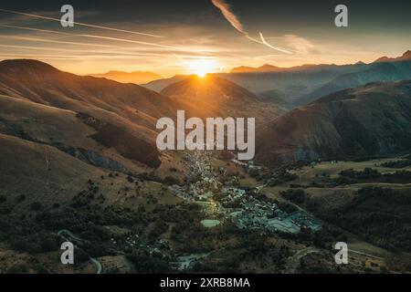 Vue aérienne du lever du soleil sur le massif des Arves parmi les Alpes françaises avec station de ski dans la vallée pendant l'automne au Lac Guichard, France Banque D'Images