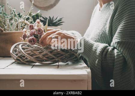Vue rapprochée de la femme profitant du temps avec jardinage activité de loisirs d'intérieur à la maison. Couleur verte et mage d'humeur des personnes travaillant à l'intérieur. Détente et nature composition des personnes. Mode de vie de femme seule Banque D'Images