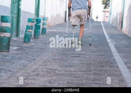 un membre à part entière de la société un homme âgé avec une prothèse de jambe gauche en titane marche en douceur dans un parc de la ville Banque D'Images