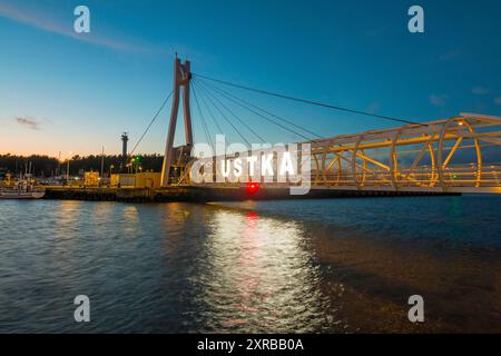 Panorama de Ustka dans la nuit. Ustka, occidentale, en Pologne. Banque D'Images