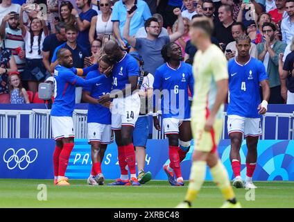 Le Français Enzo Millot (au centre) fête ses coéquipiers après avoir marqué le premier but de son équipe lors du match pour la médaille d’or masculine au Parc des Princes, à Paris, lors de la quatorzième journée des Jeux Olympiques de Paris 2024 en France. Date de la photo : vendredi 9 août 2024. Banque D'Images
