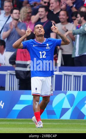 Le Français Enzo Millot célèbre avoir marqué le premier but de son équipe lors du match pour la médaille d'or masculine au Parc des Princes, à Paris, le quatorzième jour des Jeux Olympiques de Paris 2024 en France. Date de la photo : vendredi 9 août 2024. Banque D'Images