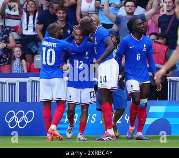 Le Français Enzo Millot (au centre) fête ses coéquipiers après avoir marqué le premier but de son équipe lors du match pour la médaille d’or masculine au Parc des Princes, à Paris, lors de la quatorzième journée des Jeux Olympiques de Paris 2024 en France. Date de la photo : vendredi 9 août 2024. Banque D'Images