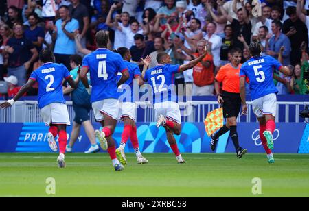 Le Français Enzo Millot (au centre) fête ses coéquipiers après avoir marqué le premier but de son équipe lors du match pour la médaille d’or masculine au Parc des Princes, à Paris, lors de la quatorzième journée des Jeux Olympiques de Paris 2024 en France. Date de la photo : vendredi 9 août 2024. Banque D'Images