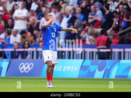 Le Français Enzo Millot célèbre avoir marqué le premier but de son équipe lors du match pour la médaille d'or masculine au Parc des Princes, à Paris, le quatorzième jour des Jeux Olympiques de Paris 2024 en France. Date de la photo : vendredi 9 août 2024. Banque D'Images