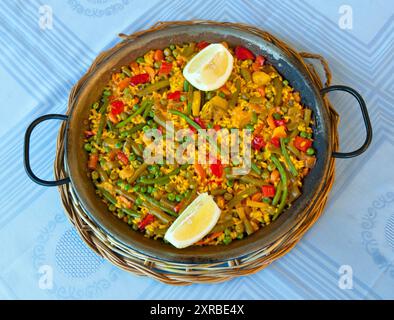 Le riz traditionnel espagnol : la paella et légumes - recette végétarienne Banque D'Images