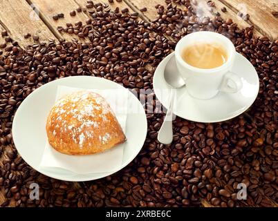 Sfogliatella napolitaine frolla avec tasse de café espresso Banque D'Images