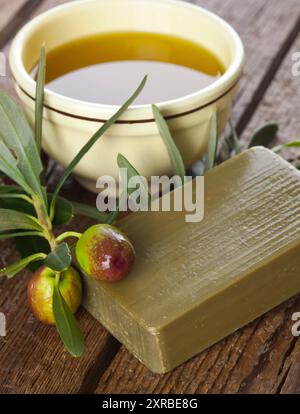 Savon Alep et sur les olives de table en bois Banque D'Images