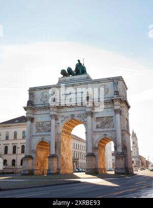 La Siegestor (Porte de la Victoire), une Arche de triomphe trois couronnée d'une statue de la Bavière, avec un lion quadriga à Munich, Allemagne Banque D'Images