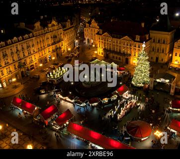 Marché de Noël à la place de la vieille ville de Prague. Banque D'Images