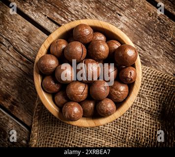 Vue de dessus les noix de macadamia sur table en bois. Banque D'Images