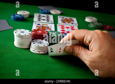 Concept de poker avec cartes sur table verte Banque D'Images