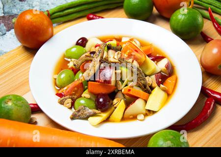 Salade de fruits mélangés, style de nourriture thaïlandaise ou un autre nom qui est appelé salade de papaye de fruits mélangés Banque D'Images