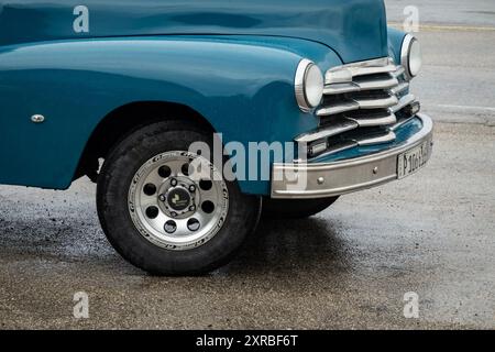 SANTA CRUZ DEL NORTE, CUBA - 29 AOÛT 2023 : détail sur la roue chromée et le pare-chocs du Chevrolet Fleetmaster Station Wagon bleu 1949 à Cuba Banque D'Images