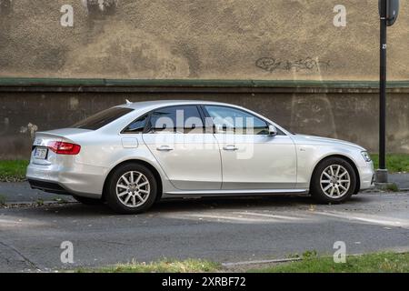 OSTRAVA, TCHÉQUIE - 22 SEPTEMBRE 2023 : voiture de luxe Audi A4 B8 berline garée dans la rue, vue arrière Banque D'Images