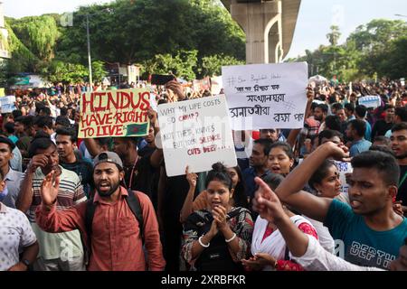 Dhaka, Dhaka, Bangladesh. 9 août 2024. Les hindous bangladais bloquent la zone de Shahbag pour protester contre la persécution de la communauté hindoue à Dhaka, au Bangladesh, le 9 août 2024. (Crédit image : © Abu Sufian Jewel/ZUMA Press Wire) USAGE ÉDITORIAL SEULEMENT! Non destiné à UN USAGE commercial ! Banque D'Images