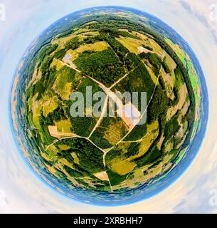 Luftbild, Arnsberger Wald, Waldgebiet mit Baustellen für Windräder, Erdkugel, Fisheye Aufnahme, Fischaugen Aufnahme, 360 Grad Aufnahme, petit monde, petite planète, fisheye Bild, Sichtigvor, Warstein, Soester Börde, Nordrhein-Westfalen, Deutschland ACHTUNGxMINDESTHONORARx60xEURO *** vue aérienne, forêt d'Arnsberg, zone forestière avec des chantiers de construction pour éoliennes, globe terrestre, image fisheye, image à 360 degrés, monde minuscule, petite planète, image fisheye, Sichtigvor, Warstein, Soester Börde, Rhénanie du Nord-Westphalie, Allemagne ACHTUNGxMINDESTHONORARx60xEURO Banque D'Images