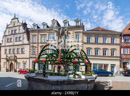 Kronach, puits Michaelsbrunnen avec décoration d'oeufs de Pâques, place Marktplatz en haute-Franconie, Bavière, Allemagne Banque D'Images