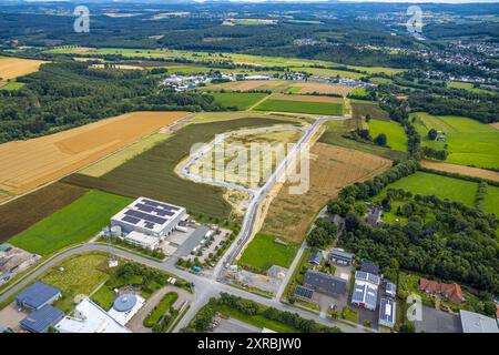 Luftbild, Industriepark Gewerbegebiet-Nord, Ausbaufläche Marie-Curie-Straße und Wiesen und Felder, Blick zum Gewerbegebiet Wiebusch und ins Sauerland, Belecke, Warstein, Sauerland, Rhénanie-du-Nord-Westphalie, Deutschland ACHTUNGxMINDESTHONORARx60xEURO *** vue aérienne, parc industriel Gewerbegebiet Nord, zone d'expansion Marie Curie Straße et prairies et champs, vue sur le parc industriel Wiebusch et dans le Sauerland, Belecke, Warstein, Sauerland, Rhénanie du Nord-Westphalie, Allemagne ATTENTIONxMINDESTHONORARx60xEURO Banque D'Images