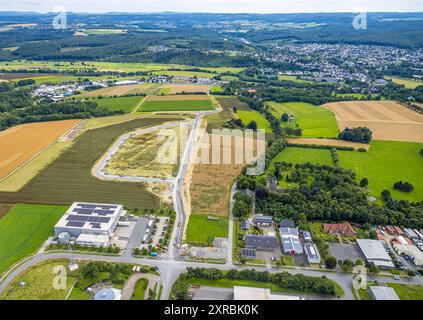 Luftbild, Industriepark Gewerbegebiet-Nord, Ausbaufläche Marie-Curie-Straße und Wiesen und Felder, Blick zum Gewerbegebiet Wiebusch und ins Sauerland, Belecke, Warstein, Sauerland, Rhénanie-du-Nord-Westphalie, Deutschland ACHTUNGxMINDESTHONORARx60xEURO *** vue aérienne, parc industriel Gewerbegebiet Nord, zone d'expansion Marie Curie Straße et prairies et champs, vue sur le parc industriel Wiebusch et dans le Sauerland, Belecke, Warstein, Sauerland, Rhénanie du Nord-Westphalie, Allemagne ATTENTIONxMINDESTHONORARx60xEURO Banque D'Images