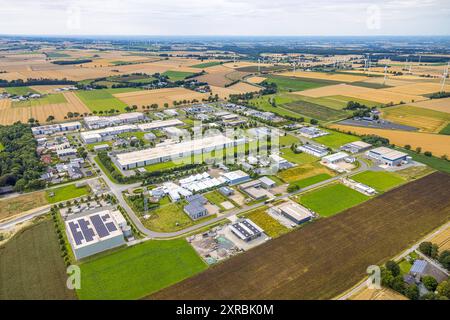 Luftbild, Industriepark Gewerbegebiet-Nord, Wiesen und Felder mit Windräder Windpark, Belecke, Warstein, Sauerland, Rhénanie-du-Nord-Westphalie, Deutschland ACHTUNGxMINDESTHONORARx60xEURO *** vue aérienne, parc industriel zone industrielle nord, prairies et champs avec éoliennes parc éolien, Belecke, Warstein, Sauerland, Rhénanie du Nord-Westphalie, Allemagne ATTENTIONxMINDESTHONORARx60xEURO Banque D'Images