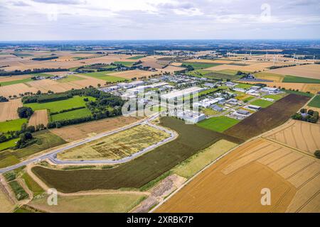 Luftbild, Industriepark Gewerbegebiet-Nord, Ausbaufläche Marie-Curie-Straße und Wiesen und Felder mit Windräder Windpark, Belecke, Warstein, Sauerland, Rhénanie-du-Nord-Westphalie, Deutschland ACHTUNGxMINDESTHONORARx60xEURO *** vue aérienne, parc industriel zone industrielle nord, zone d'expansion Marie Curie Straße et prairies et champs avec éoliennes parc éolien, Belecke, Warstein, Sauerland, Rhénanie du Nord-Westphalie, Allemagne ATTENTIONxMINDESTHONORARx60xEURO Banque D'Images