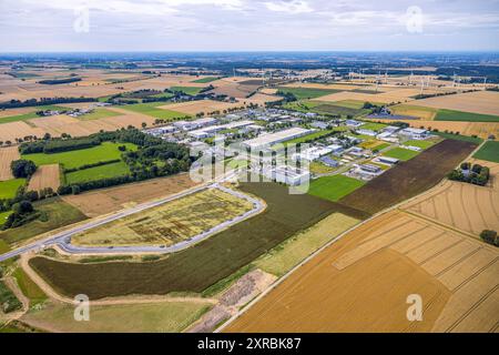 Luftbild, Industriepark Gewerbegebiet-Nord, Ausbaufläche Marie-Curie-Straße und Wiesen und Felder mit Windräder Windpark, Belecke, Warstein, Sauerland, Rhénanie-du-Nord-Westphalie, Deutschland ACHTUNGxMINDESTHONORARx60xEURO *** vue aérienne, parc industriel zone industrielle nord, zone d'expansion Marie Curie Straße et prairies et champs avec éoliennes parc éolien, Belecke, Warstein, Sauerland, Rhénanie du Nord-Westphalie, Allemagne ATTENTIONxMINDESTHONORARx60xEURO Banque D'Images