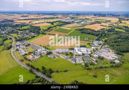 Luftbild, Gewerbegebiet Wiebusch, Wiesen und Felder mit Fernsicht, hinten das Gewerbegebiet-Nord und Windräder Windpark, Belecke, Warstein, Sauerland, Rhénanie-du-Nord-Westphalie, Deutschland ACHTUNGxMINDESTHONORARx60xEURO *** vue aérienne, zone industrielle Wiebusch, prairies et champs avec vue lointaine, derrière la zone industrielle nord et éoliennes parc éolien, Belecke, Warstein, Sauerland, Rhénanie du Nord-Westphalie, Allemagne ATTENTIONxMINDESTHONORARx60xEURO Banque D'Images