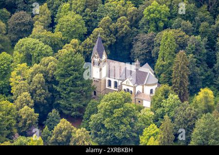 Luftbild, Élisabeth-Kirche auf dem Gelände der LWL-Klinik, umgeben von grünen Bäumen, Suttrop, Warstein, Sauerland, Nordrhein-Westfalen, Deutschland ACHTUNGxMINDESTHONORARx60xEURO *** vue aérienne, église St Elisabeth sur le terrain de la clinique LWL, entourée d'arbres verts, Suttrop, Warstein, Sauerland, Rhénanie du Nord-Westphalie, Allemagne ATTENTIONxMINDESTHONORARx60xEURO Banque D'Images