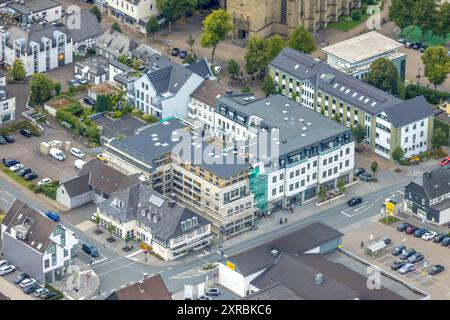 Luftbild, Rathaus Stadtverwaltung, Baustelle im Stadtzentrum mit Neubau Wohngebäude an der Hauptstraße, Warstein, Sauerland, Nordrhein-Westfalen, Deutschland ACHTUNGxMINDESTHONORARx60xEURO *** vue aérienne, mairie administration municipale, chantier de construction dans le centre-ville avec un nouveau bâtiment résidentiel sur la rue principale, Warstein, Sauerland, Rhénanie du Nord-Westphalie, Allemagne ATTENEUTIONXRHONXRHONORXRMILXORHONXRO Banque D'Images