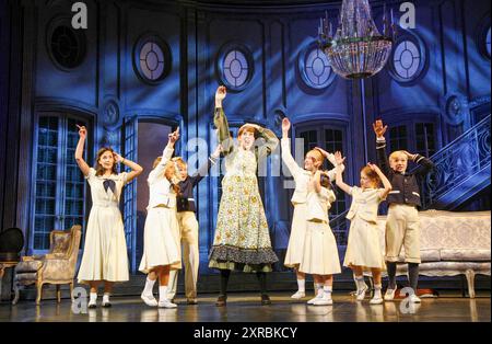 Connie Fisher (Maria Rainer) avec les enfants Von Trapp dans LE SON DE LA MUSIQUE au London palladium, Londres W1 15/11/2006 musique : Richard Rodgers paroles : Oscar Hammerstein II livre : Howard Lindsay & Russel Crouse design : Robert Jones éclairage : Mark Henderson chorégraphie : Arlene Phillips réalisateur : Jeremy Sams Banque D'Images