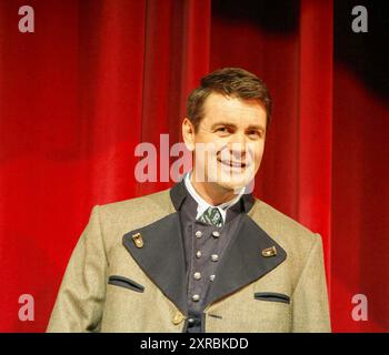 Alexander Hanson (Captain Georg von Trapp) dans LE SON DE LA MUSIQUE au London palladium, Londres W1 15/11/2006 musique : Richard Rodgers paroles : Oscar Hammerstein II livre : Howard Lindsay & Russel Crouse design : Robert Jones éclairage : Mark Henderson chorégraphie : Arlene Phillips réalisateur : Jeremy Sams Banque D'Images