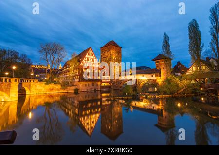 Nürnberg (Nuremberg), rivière Pegnitz, Château, maison Weinstadel, tour Wasserturm, maison Henkerhaus, pont Henkersteg (FLTR) en moyenne Franconie, Bavière, Allemagne Banque D'Images