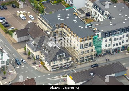 Luftbild,, Baustelle im Stadtzentrum mit Neubau Wohngebäude an der Hauptstraße, Warstein, Sauerland, Nordrhein-Westfalen, Deutschland ACHTUNGxMINDESTHONORARx60xEURO *** vue aérienne, chantier de construction dans le centre-ville avec nouveau bâtiment résidentiel sur la rue principale, Warstein, Sauerland, Rhénanie du Nord-Westphalie, Allemagne ATTENTIONxMINDESTHONXMINDESTHONORARx60xEURO Banque D'Images