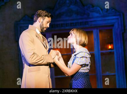 Michael Xavier (Captain Georg von Trapp), Charlotte Wakefield (Maria Rainer) dans LE SON DE LA MUSIQUE au Open Air Theatre, Regent's Park, Londres NW1 05/08/2013 musique : Richard Rodgers paroles : Oscar Hammerstein II livre : Howard Lindsay & Russel Crouse design : Peter McKintosh éclairage : Tim Mitchell réalisateur : Rachel Kavanaugh Banque D'Images